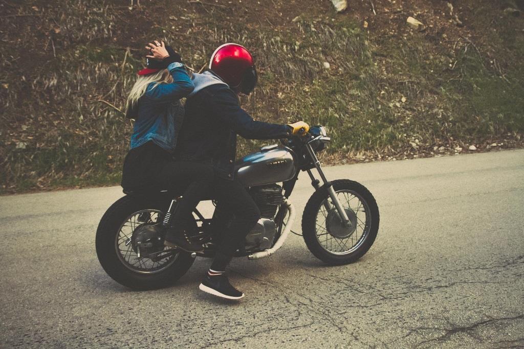 Paaugliai ant motociklo